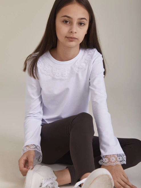 Лонгслив трикотажа с кружевом на горловине и рукавах