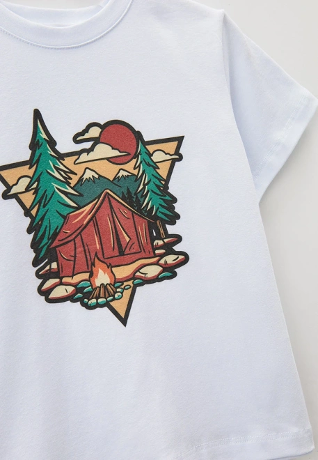 Футболка белая с рисунком в стиле кэмпинг Футболка белая с рисунком в стиле кэмпинг