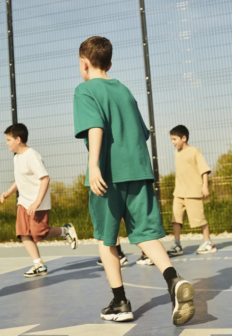 Костюм свободный с шортами на мальчика из футера зеленый