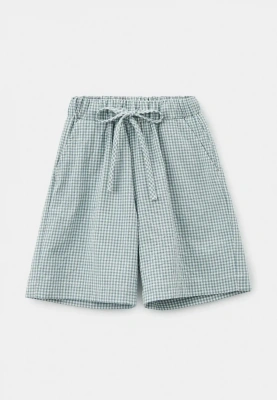 Костюм из рубашки и шорт