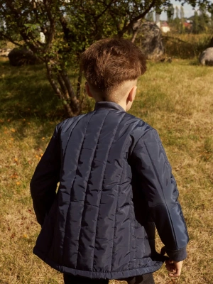 Куртка  на молнии из стеганной синей ткани 
