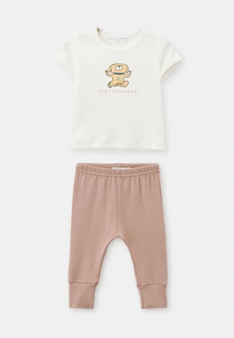 Комплект из футболки и брюк в молочном цвете