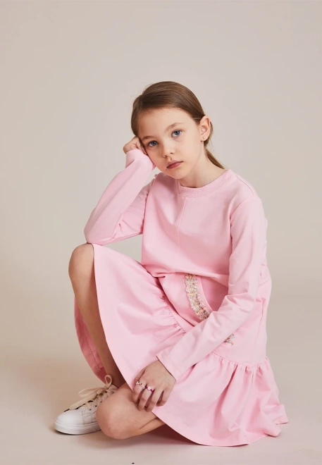 Платье свободное из футера с отрезной юбкой в сборку