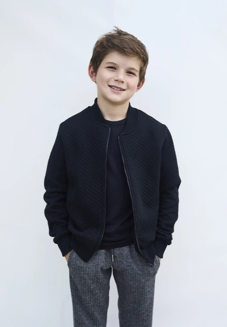 Бомбер на молнии из стеганного трикотажа черного цвета