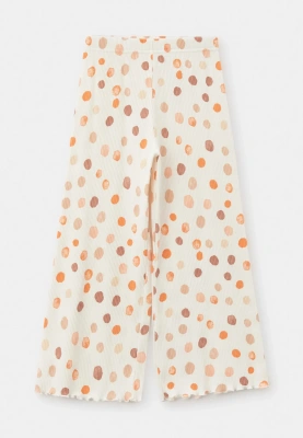 Комплект из блузки и брюк с разноцветными шариками в белом цвете