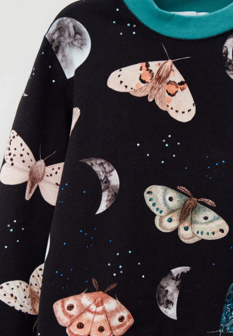 Свитшот черный с принтом бабочки и контрастным воротником зеленого цвета