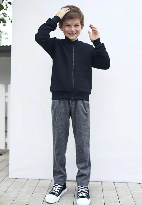 Бомбер на молнии из стеганного трикотажа черного цвета