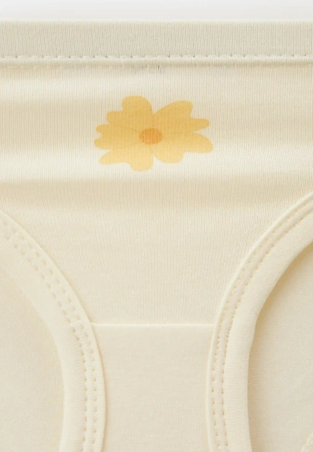 Коплект из нижнего белья в молочном цвете