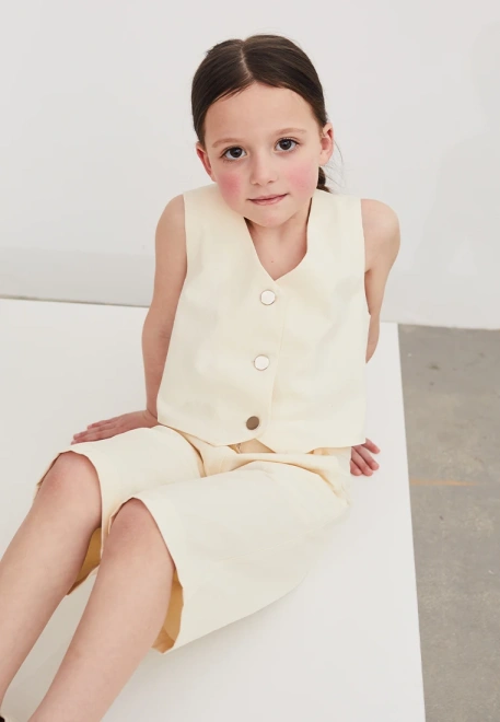 Комплект летний из жилетки на кнопках и свободных шорт 