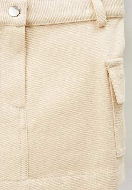 Юбка мини из бежевого денима с двумя накладными карманами