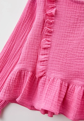 Блузка из муслина в цвете фуксия с баской и оборками на полочке