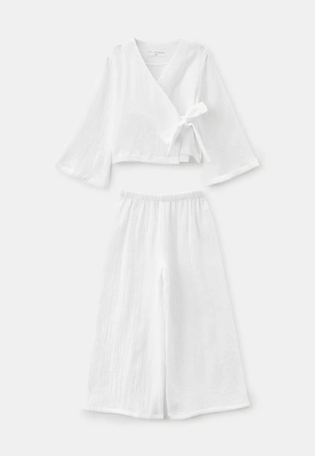 Костюм из блузки-кимоно и широких брюк из муслина