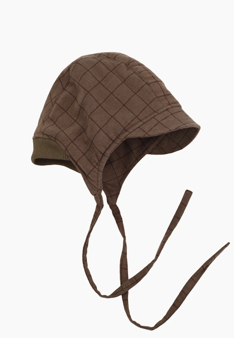 Шапка утепленная с козырьком и завязками