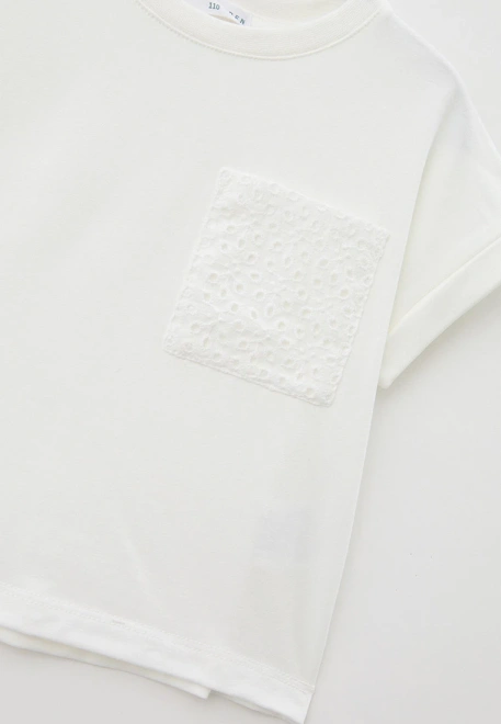 Футболка прямого кроя молочного цвета с карманом из прошвы