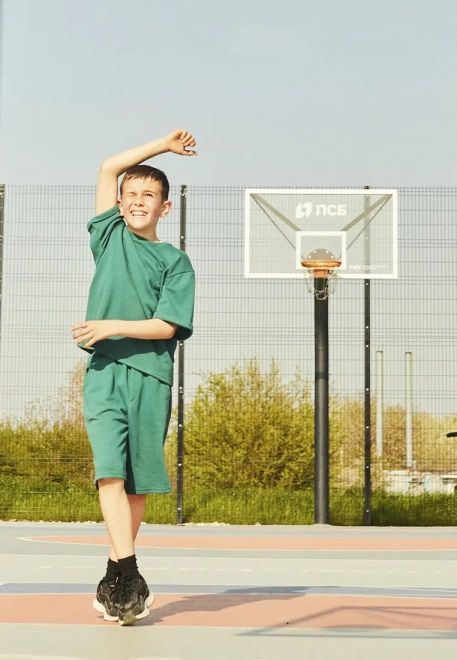 Костюм свободный с шортами на мальчика из футера зеленый