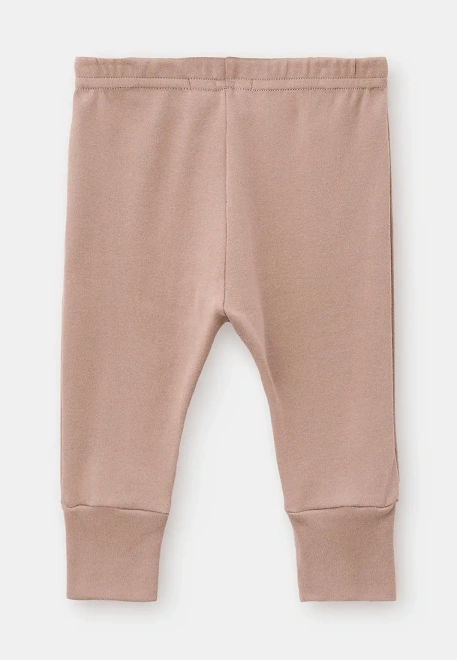 Комплект из футболки и брюк в молочном цвете