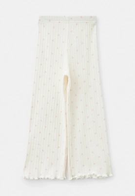 Комплект из футболки и брюк в белом цвете