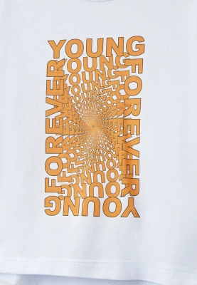 Лонгслив белый с объемным рисунком из слов FOREVER YOUNG 