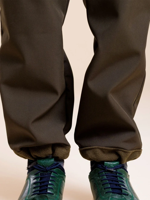 Брюки из влагозащитного материала софтшелл с резинками по низу брючин
