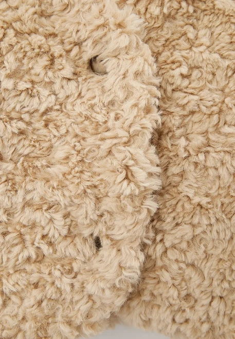 Жилет из искусственного меха в бежевом цвете