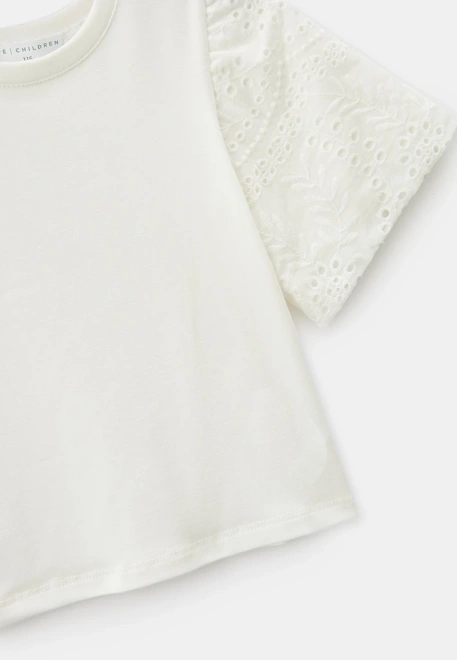 Блузка из кулирки с прошвой на рукаве