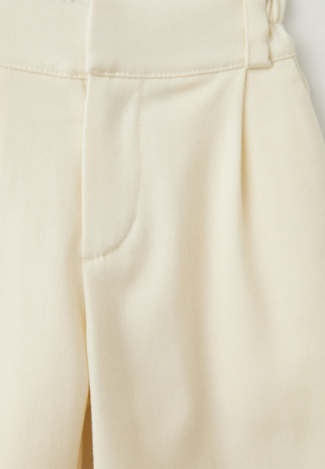 Шорты из костюмной ткани в молочном цвете