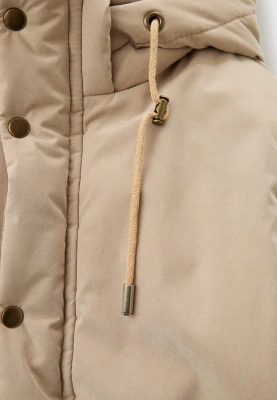 Куртка бежевого цвета 