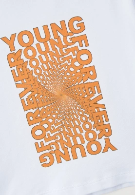 Футболка белая свободная с объемным принтом из слов FOREVER YOUNG 