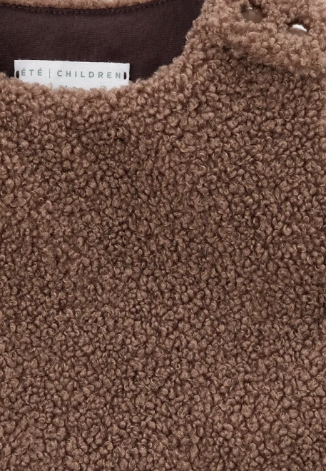 Жилет коричневого цвета из меха