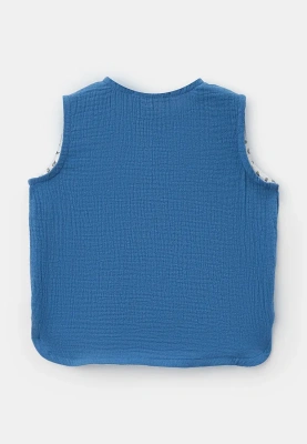 Костюм из рубашки без рукавов и шорт из муслина