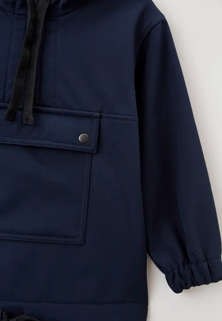 Анорак из влагозащитного материала софтшелл с капюшоном и накладным карманом на кнопках