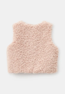 Жилет из искусственного меха в розовом цвете