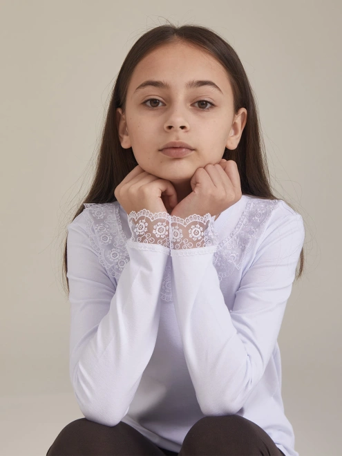 Лонгслив трикотажа с кружевом на горловине и рукавах