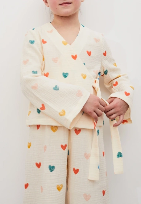 Костюм из блузки-кимоно и шикорих брюк из муслина